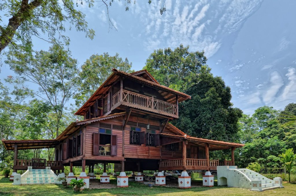 Suasana Kampung Rumah Klasik Di Desa Balqis - Jelajah Maya